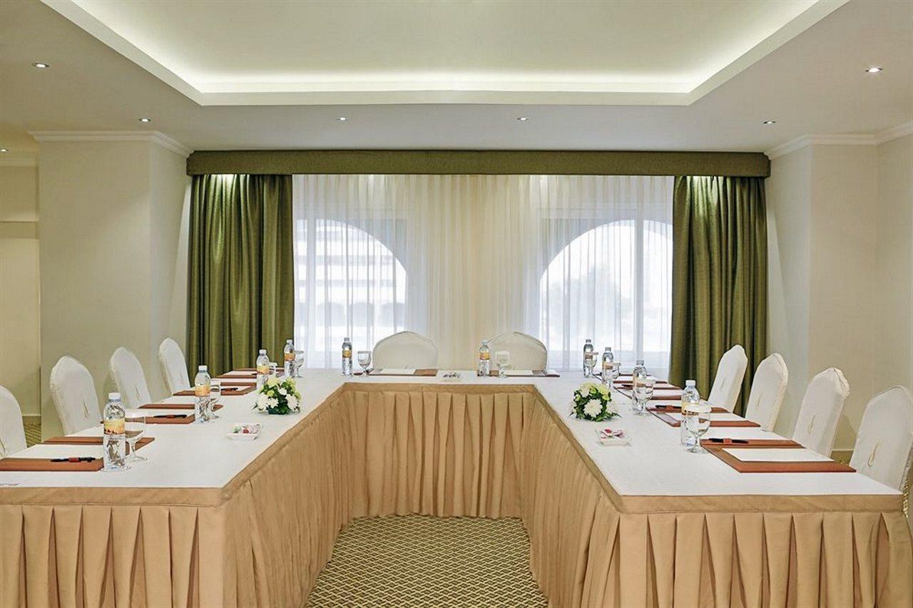 City Seasons Al Hamra Hotel Абу Даби Екстериор снимка