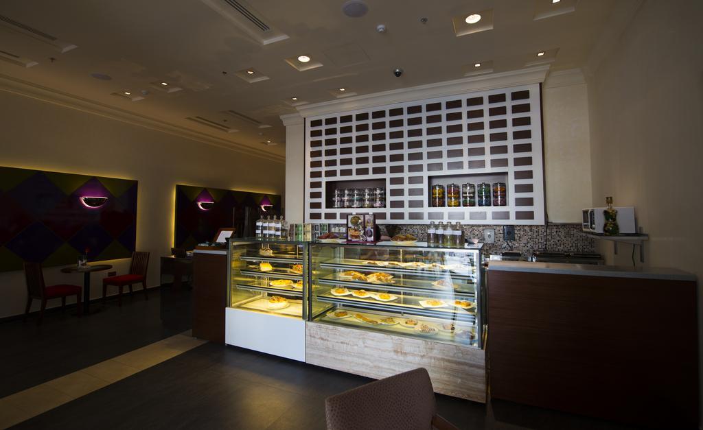 City Seasons Al Hamra Hotel Абу Даби Екстериор снимка