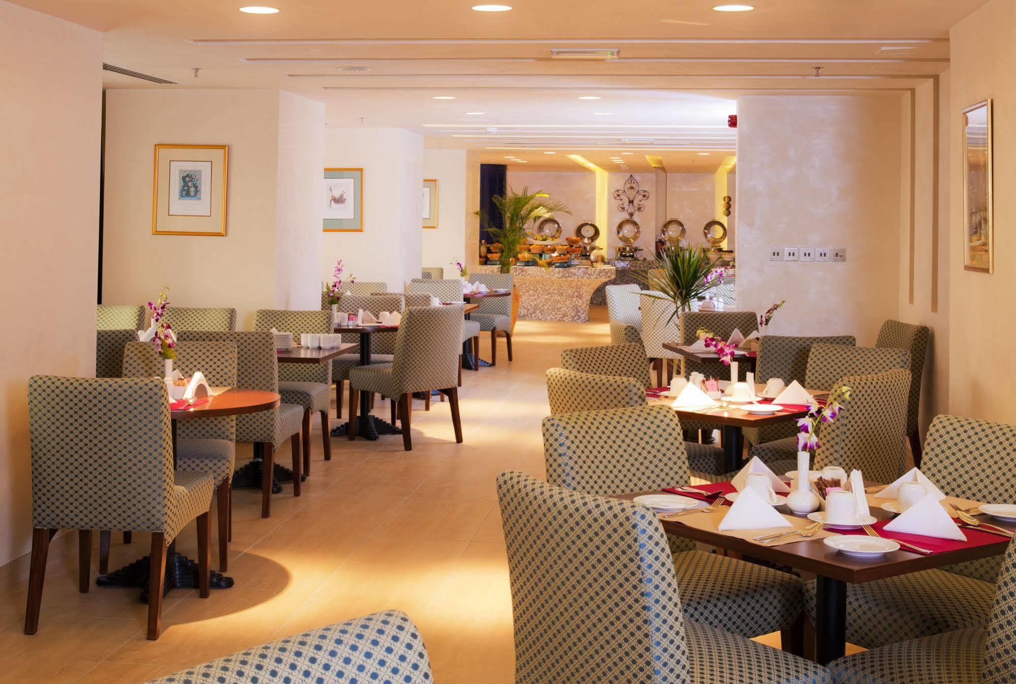 City Seasons Al Hamra Hotel Абу Даби Ресторант снимка